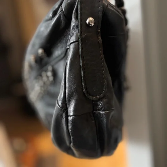 Gothic Black Leather Crossbody Bag with Skull Embellishments - Picture 4 of 8